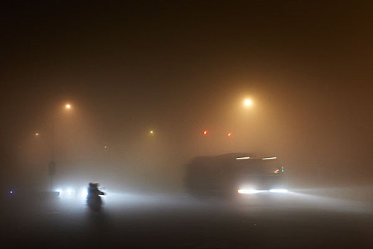 雾霾,大雾,浓雾,夜晚,住宅区,汽车,小区,灯光,路灯,树木,马路,街道,小巷,车灯