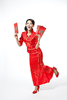 棚拍身穿中国传统服装的年轻女人和利市封