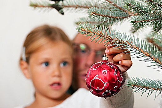 女孩,帮助,父亲,装饰,圣诞树,拿着,圣诞节饰物,手