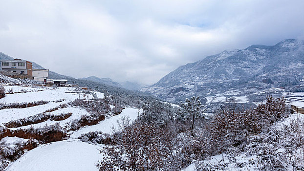 云南昭通大山包冬季雪山蜿蜒田野