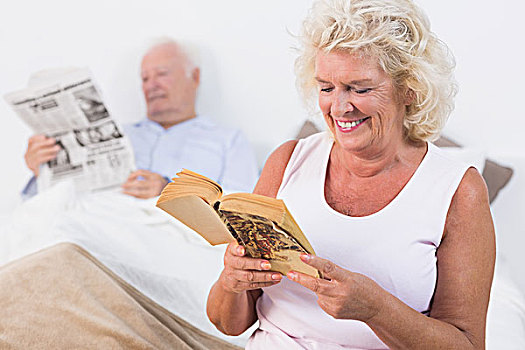 老年夫妇,读,书本,报纸,卧室