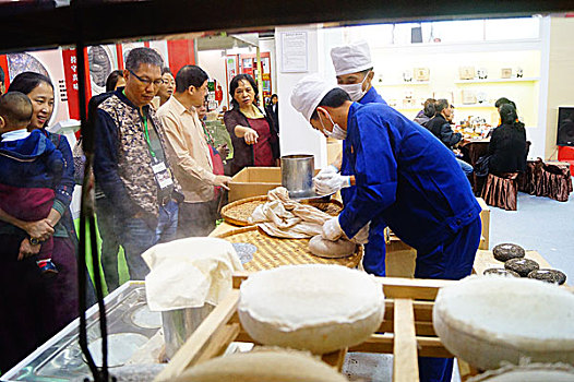 深圳茶博会,石磨压制制茶工艺展示