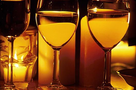 三个,玻璃杯,白葡萄酒,烛光