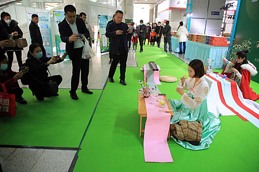 茶博会盛大开幕,茶艺师现场表演茶道引市民围观