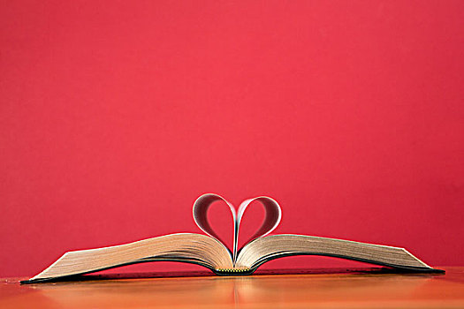 书本,页面,折叠,心形,红色背景