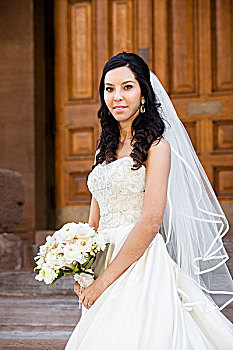 新娘,婚纱,拿着,新娘手花,站立,楼梯,正面,建筑,微笑,看镜头,结婚日,加拿大