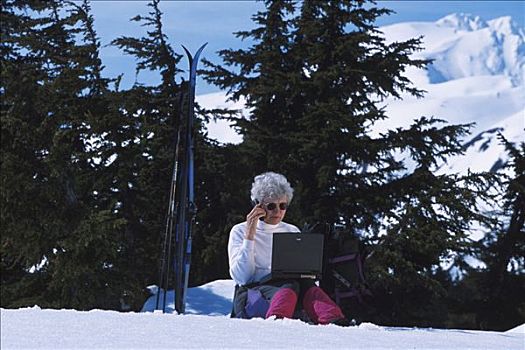 老太太,工作,笔记本电脑,电话,冬天,景色