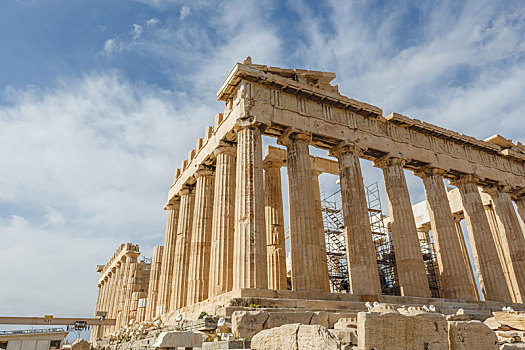古希腊雅典卫城中的神庙遗址和石柱废墟等壮观景象