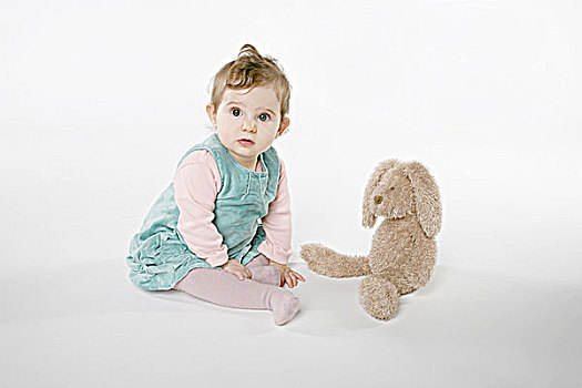 女婴,坐在地板上,毛绒玩具