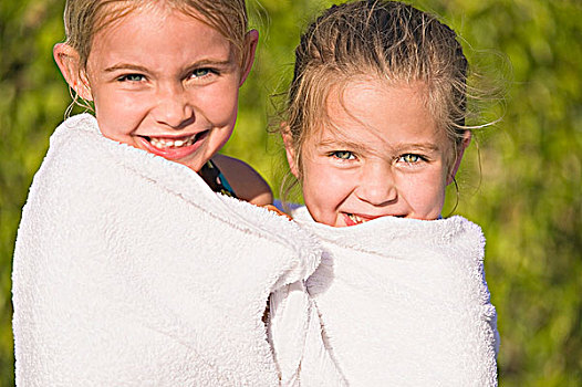 肖像,两个女孩,裹着毛巾,微笑