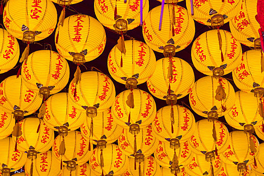 中国传统宗教信仰,虔诚的信众帮忙准备礼仪上用的祭品,黄色的祈福灯