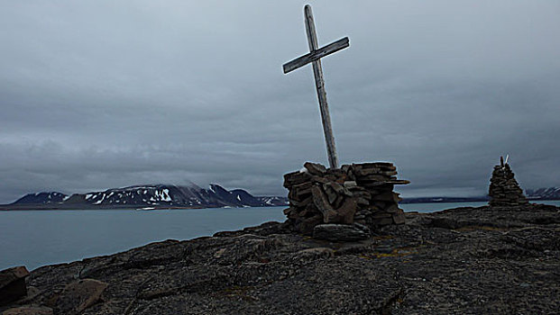 悲伤岛十字架