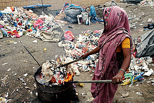 女人,工作,准备,燃烧,垃圾,再循环,工厂,危险,状况,孟加拉