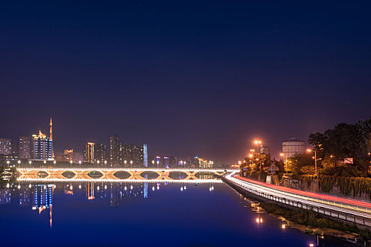 秋季中国抚顺城市跨河大桥灯光夜景