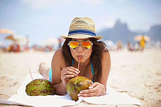 头像,成年,女人,喝,椰子,伊帕内玛海滩,里约热内卢,巴西