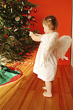 圣诞节,孩子,女孩,辫子,小裙,天使翅膀,圣诞树,人,幼儿,2-4岁,可爱,翼,天使,小天使,赤足,向上