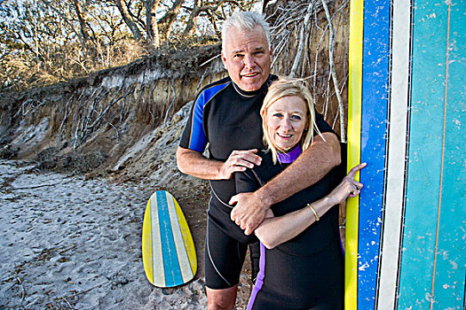 夫妻,紧身潜水衣,拿着,冲浪板,海滩