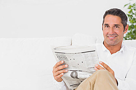 微笑,男人,读,报纸,客厅