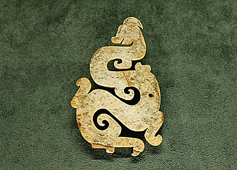 中国古代龙形玉佩