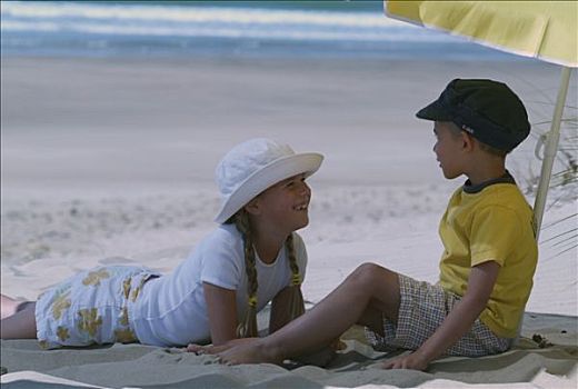 男孩,女孩,坐,海滩,躺着,腹部,黄色,遮阳伞