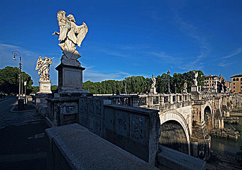 意大利罗马城中最美的桥梁,置有十二尊天使雕像的圣天使桥