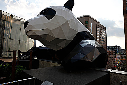 雕塑大熊猫翻墙