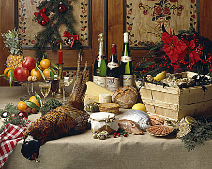 圣诞桌,雉,海鲜,鱼,牡蛎,面包,水果,酒瓶,香槟,红花
