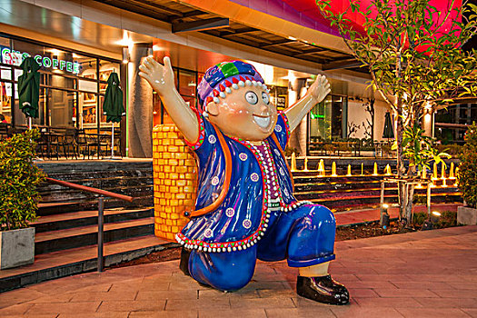 泰北清莱centralfestival清迈分店购物广场的雕塑---欢乐的小朋友