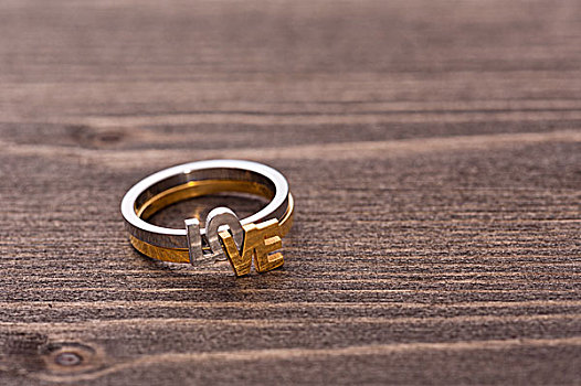 订婚戒指,木桌子