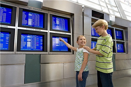 兄弟,8-10岁,姐妹,7-9岁,看,航班时刻,显示屏,机场,候机楼,女孩,指向,微笑