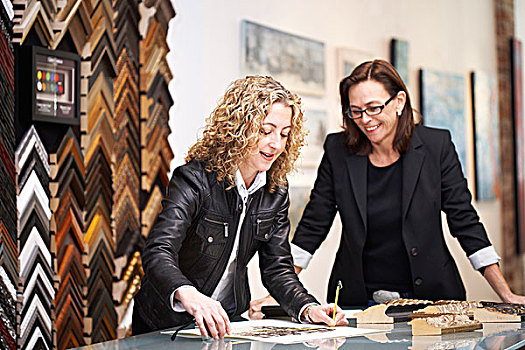 两个女人,工作,画廊,小生意,概念,多伦多,安大略省,加拿大