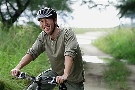 男人,自行车,看镜头,微笑