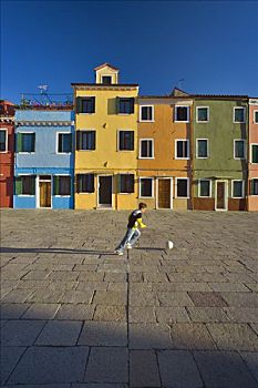 男孩,玩,足球,布拉诺岛,威尼斯,意大利