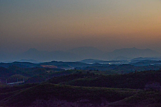 山,丹霞,群山,山脉,黄昏,红光,坡顶,驴友,旅行,地质公园,丹霞地貌,灌木,树,草,水潭,素材,平面设计