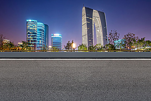 高速公路沥青路面和苏州建筑夜景