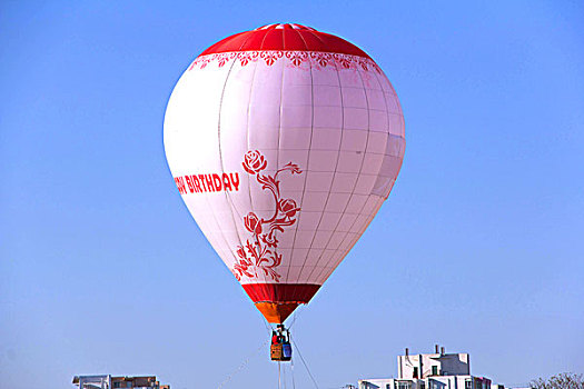 正在起飞中的热气球