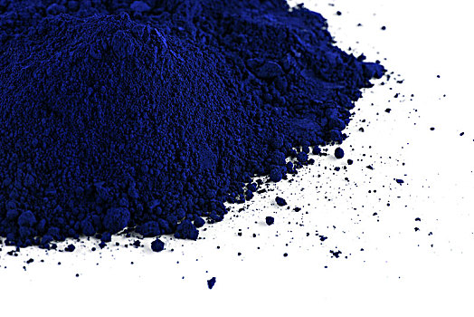蓝色颗粒粉末白色背景氟氯溴钴镍镉铜镁钾