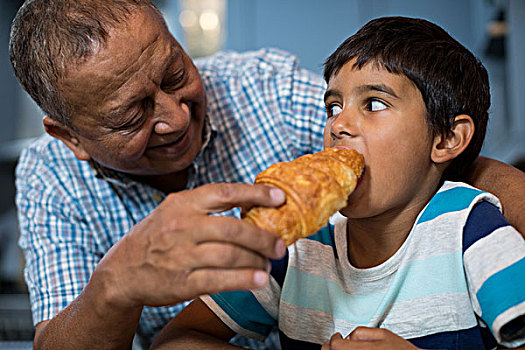 爷爷,喂食,牛角面包,孙子,吃早餐