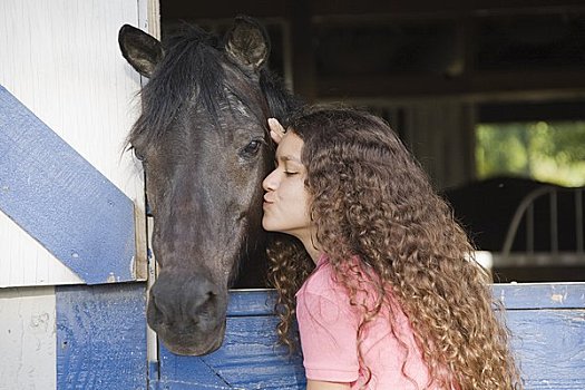 少女,吻,马
