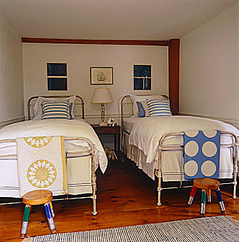 卧室,一对,熟铁,框架,床,彩色,被子,折叠,上方