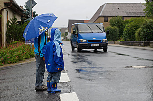 两个孩子,岁月,等待,街道,雨,巴登符腾堡,德国,欧洲