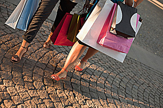 两个女人,走,街上,拿着,购物袋,下部