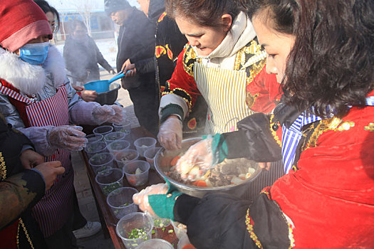 新疆哈密,各族群众喜喝免费羊肉汤,体验哈萨克族冬宰节文化