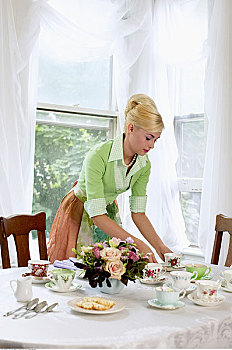 女人,铺桌子,旧式,茶杯