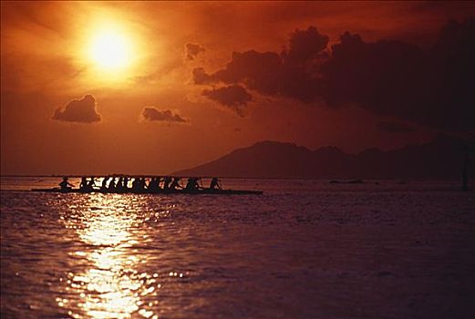 法属玻利尼西亚,塔希提岛,茉莉亚岛,波拉岛,舷外支架,独木舟,日落,橙色天空