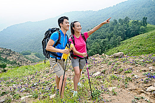 户外旅行中的情侣