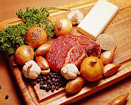 生食,牛肉,肋骨,洋葱,葱类,蒜瓣,黄油,胡荽,谷物,西芹,案板