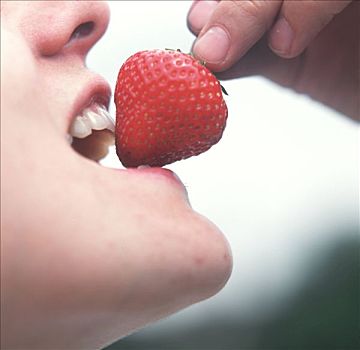 一个人,吃,草莓