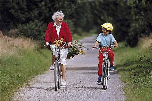 祖母,孙,女人,女孩,老人,退休老人,自行车,骑自行车,夏天