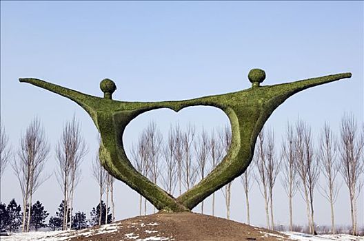中国,东北,黑龙江,哈尔滨,冰雪,雕塑,节日,太阳,岛屿,公园,现代艺术,两个人,握手,心形